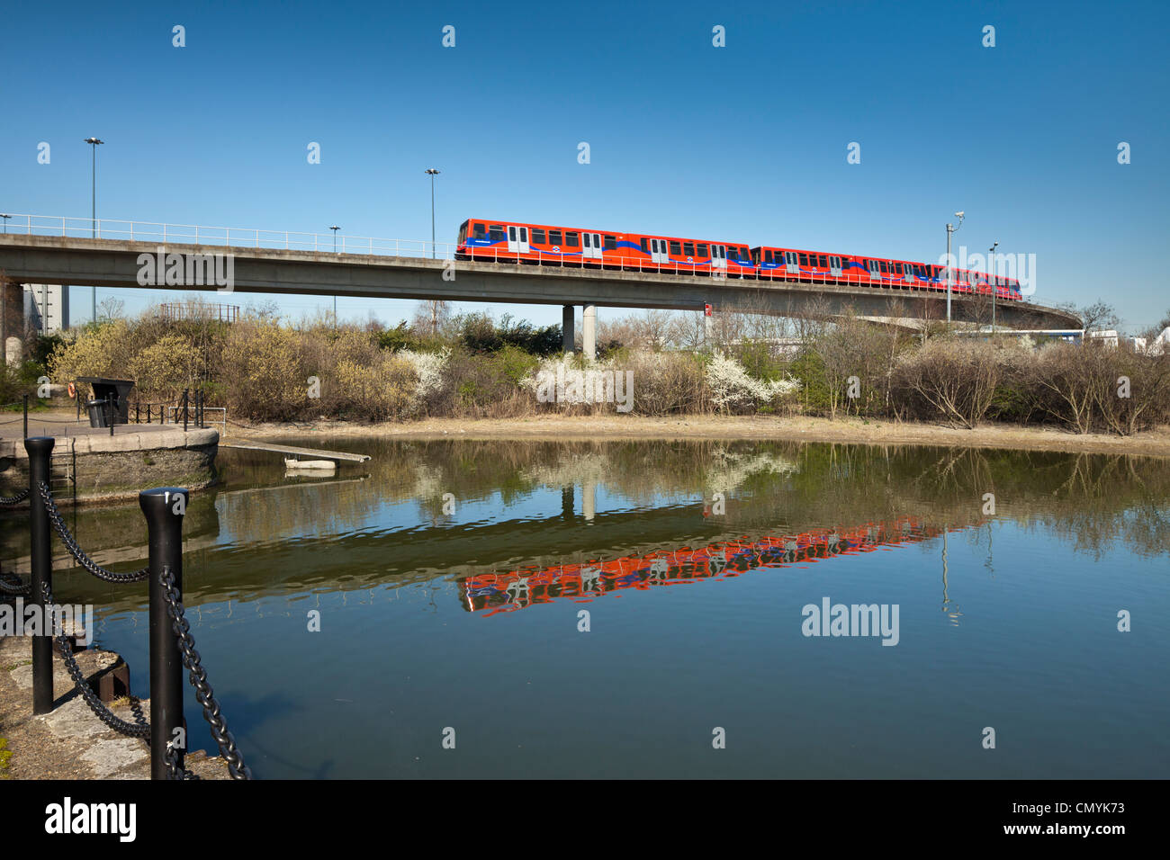 Docklands Light Railway Zug spiegelt sich in Ost-Indien-Dock-Becken. Stockfoto