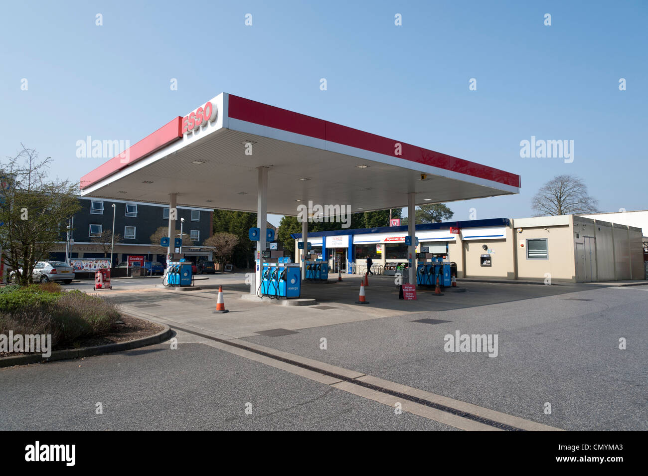 Panikkäufen an der Zapfsäule in Warteschlangen und Mangel an Kraftstoff, März 2012. Diese Tankstelle hat Treibstoff ausgehen. Stockfoto