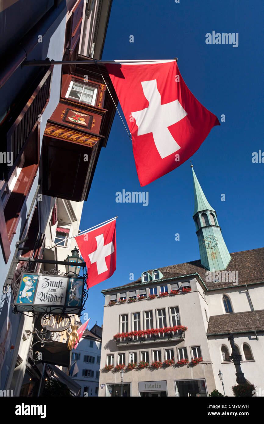 1. August Flags in der Altstadt, Pinienkernen Zum Widder, Zürich, Schweiz Stockfoto