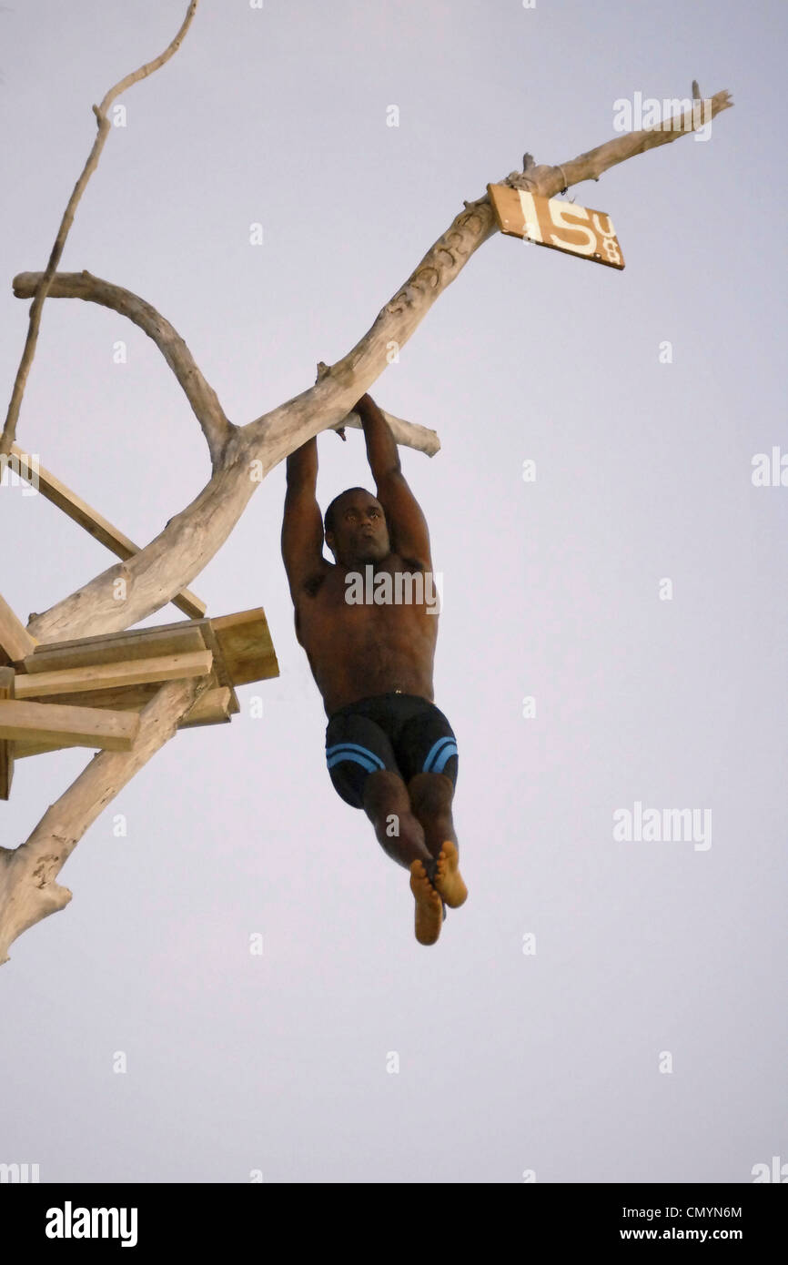 Jamaika Negril Ricks Cafe Cliff Diver Sprung von einem Baum Stockfoto