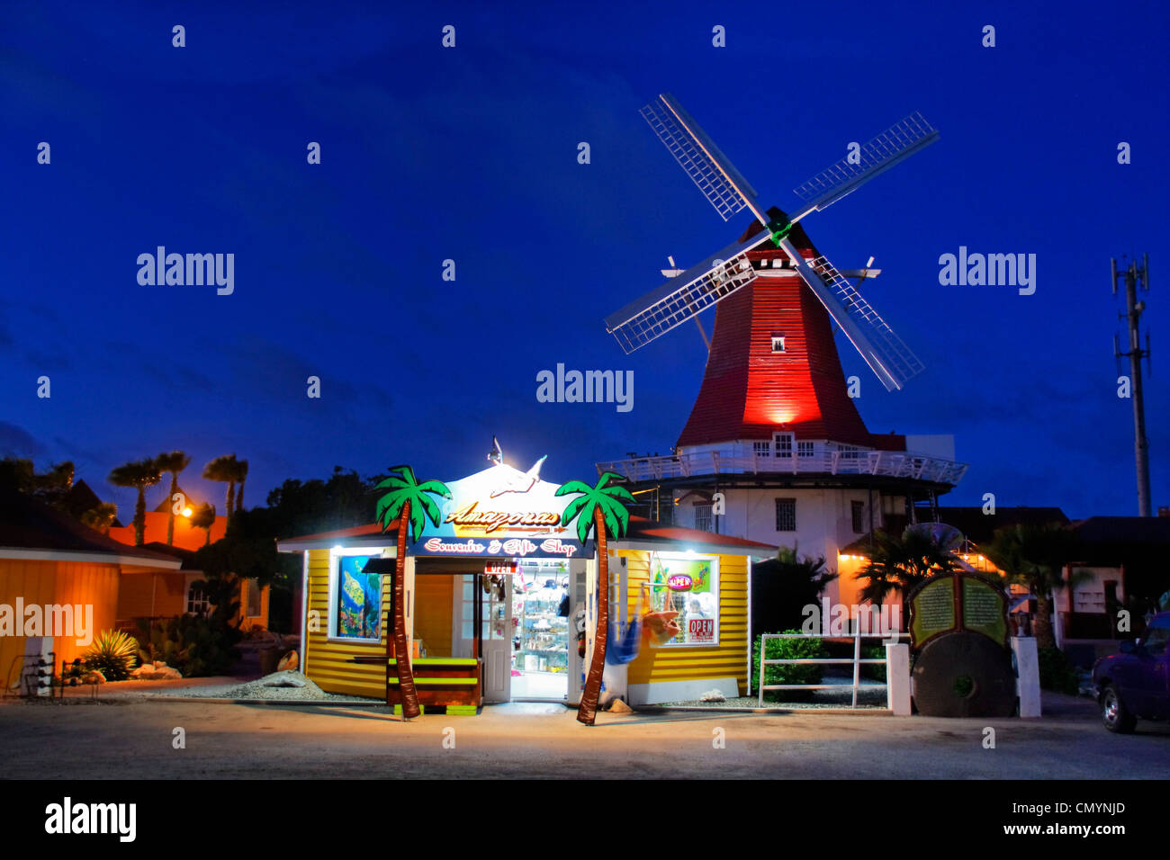 Antillen, Aruba, The Mill, holländische Windmühle, De Olde Molen in der Dämmerung Stockfoto