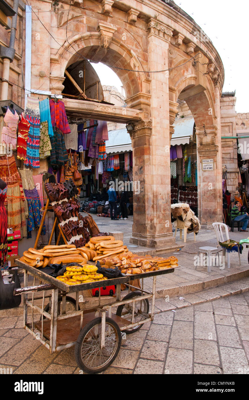 Warenkorb des Brotes in den Straßen von Jerusalem, Israel Stockfoto