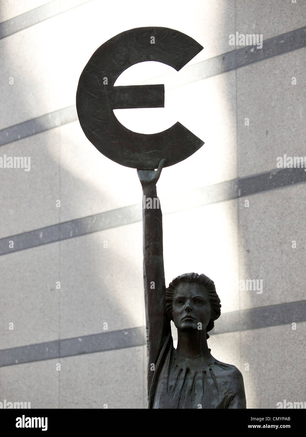 Bronze Statue Frau Göttin Europa hält Euro-Währungssymbol vor dem Europäischen Parlament, Brüssel, Belgien Stockfoto