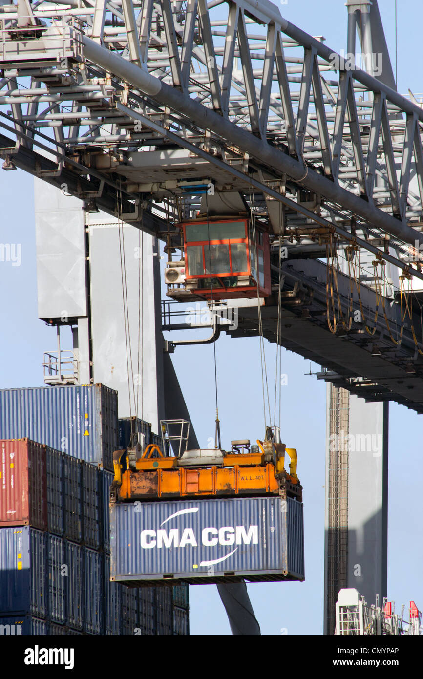 Cargo-Container verladen eines Schiffes im Hafen von Rotterdam Stockfoto