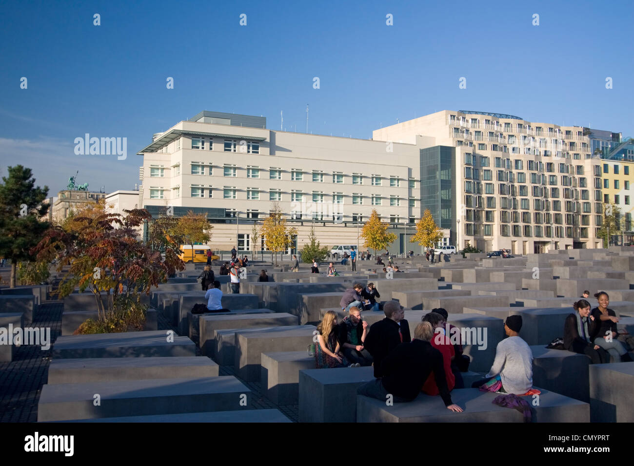 Berliner Holocaust-Mahnmal, Beton Fünfergruppe vom Architekten Peter Eisenmann Hintergrund neue amerikanische Botschaft Stockfoto