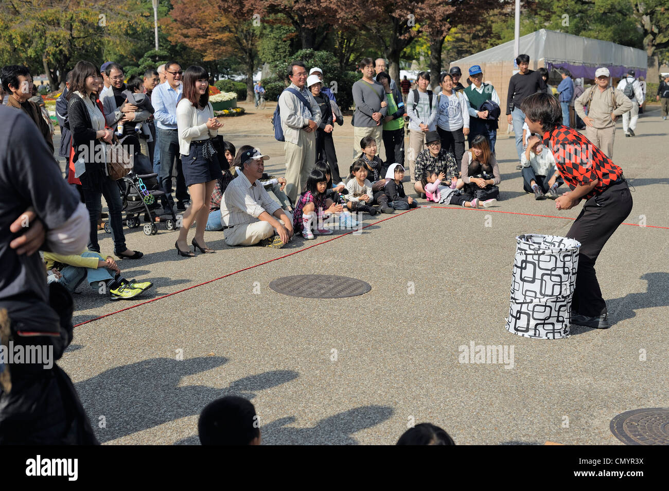 Japanischen Entertainer und sein Publikum im Osaka-Jo Burg Park, Osaka, Japan Stockfoto