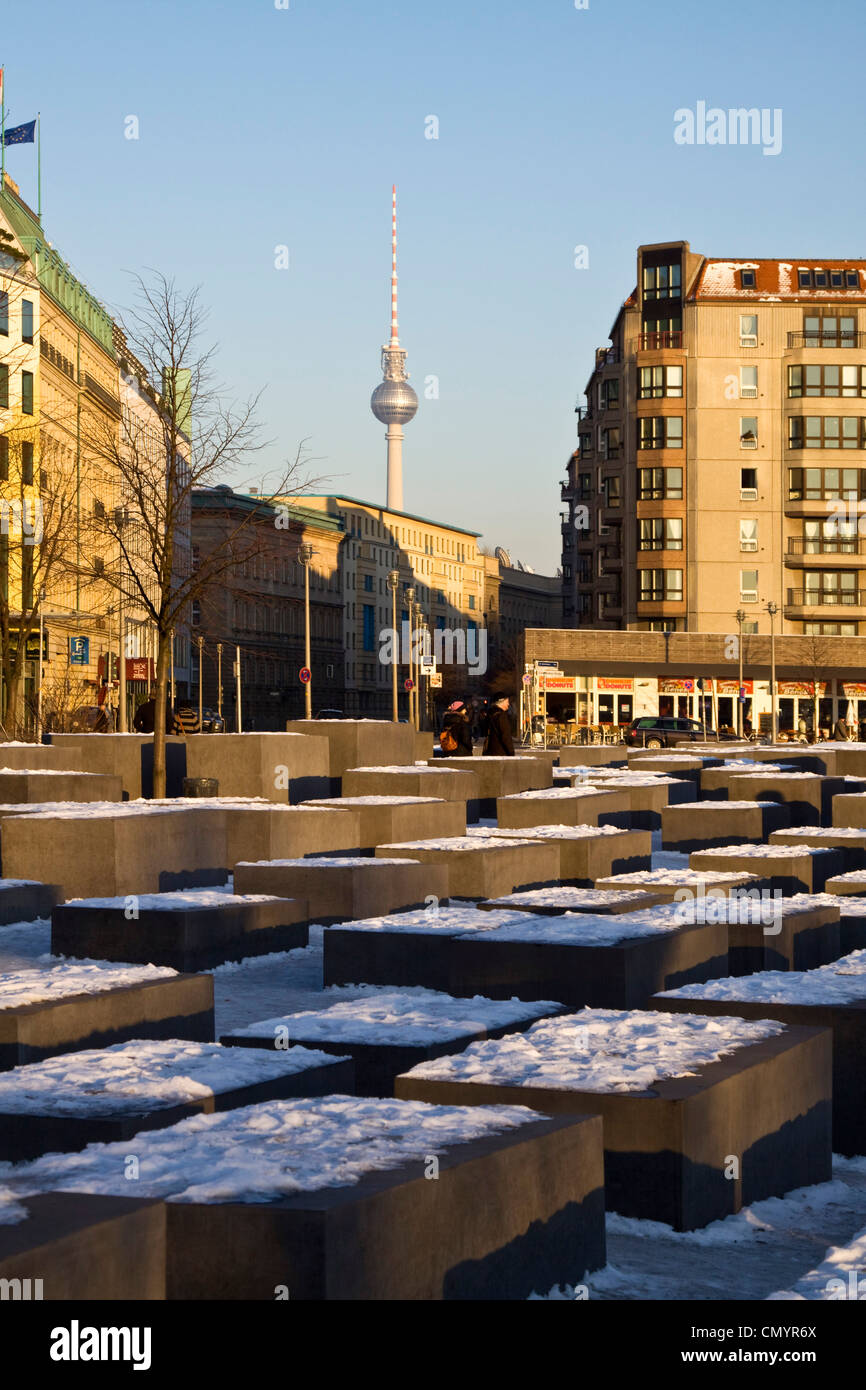 Berliner Holocaust-Mahnmal im Winter, Beton Fünfergruppe vom Architekten Peter Eisenmann Stockfoto