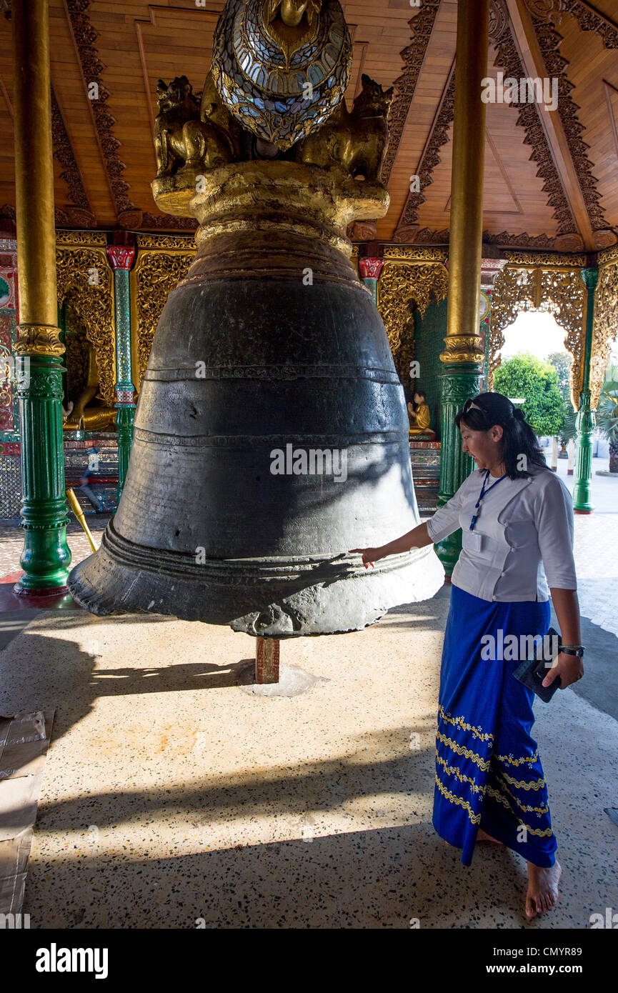 Die Singu Min Bell wird von einem Reiseleiter in der Shwedagon Pagode