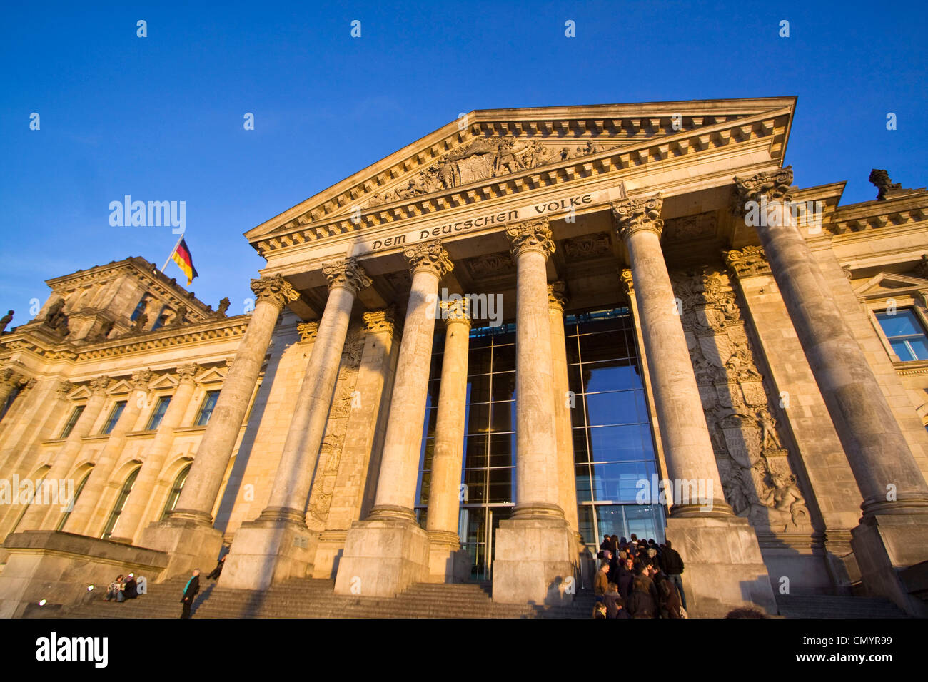 Reichstagsgebäude, Menschen Säulen am Eingang, Queeing, im Freien, Berlin Stockfoto