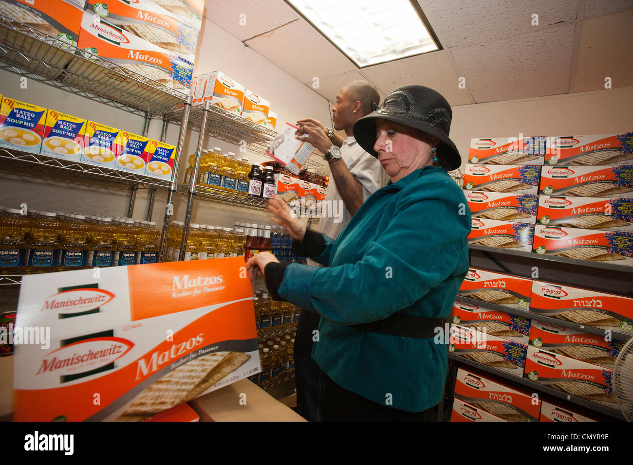 Regale Matzoh-Pakete für Pessach in ein koscheres Essen Speisekammer in Queens in New York Stockfoto