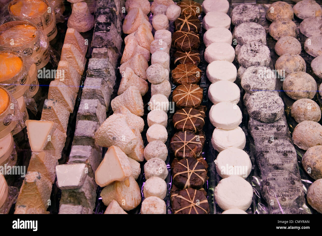 Gourmet-Käse in Les Halles de Lyon Paul Bocuse, Gourmet-Markt, Lyon, Rhone-Alpes, Frankreich Stockfoto