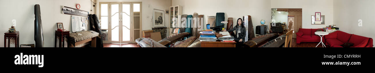 Beijing. Frau Lü, Guzheng Lehrer. 360° Panorama Ansicht ihres Wohnzimmers. Stockfoto