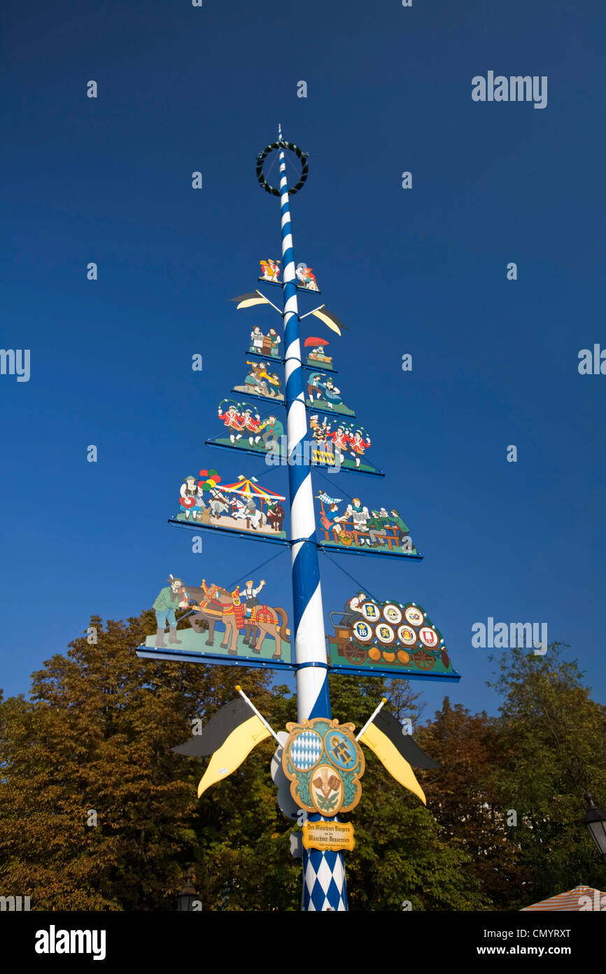 Maibaum auf dem Viktualienmarkt in München Stockfoto