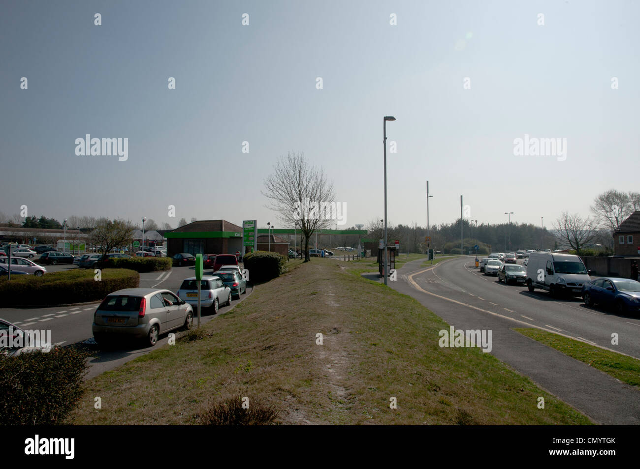Ölkrise, März 2012. Warteschlangen Verkehr schlängelt sich entlang der Straße und in der Tankstelle Asda Canford Gesundheit, Poole. Stockfoto