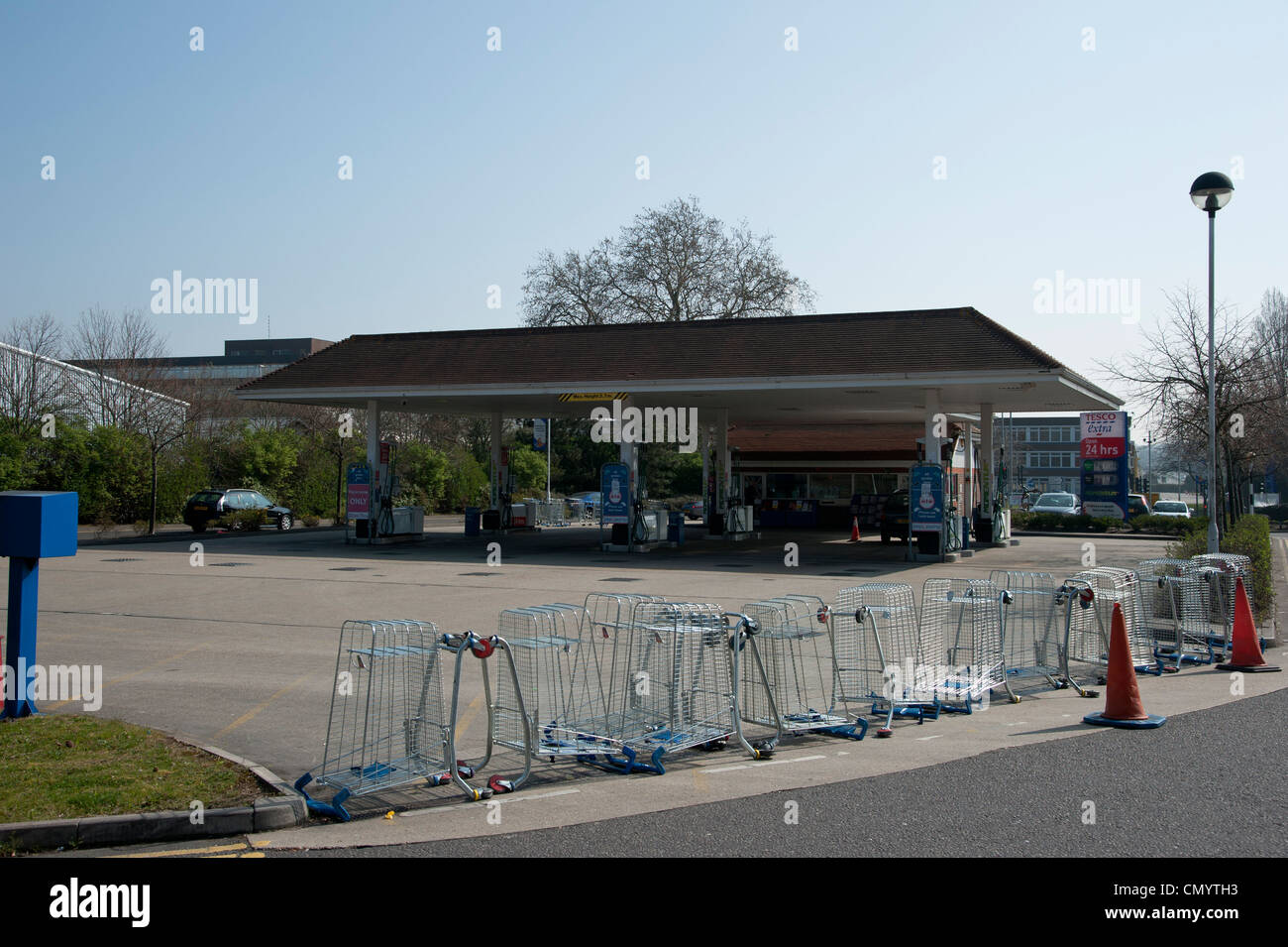 Ölkrise, März 2012. Einkaufswagen blockieren den Eingang zum geschlossenen Tankstelle am Tesco Speicher, Fleetsbridge, Poole. Stockfoto