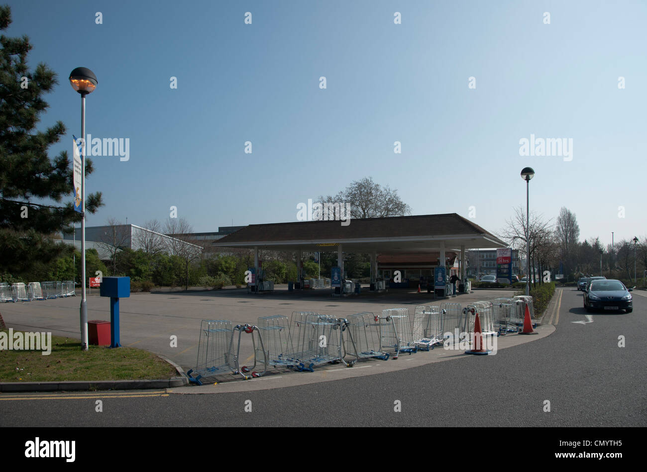 Ölkrise, März 2012. Einkaufswagen blockieren den Eingang zum geschlossenen Tankstelle am Tesco Speicher, Fleetsbridge, Poole. Stockfoto