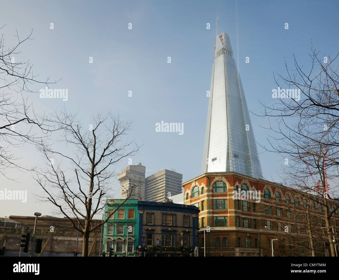 Die Scherbe überragt Tooley Street, London, UK. Stockfoto