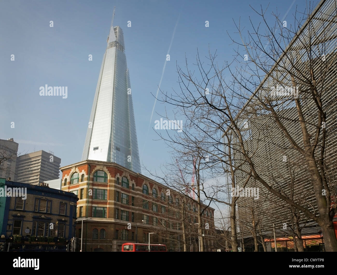 Ein Londoner Szene einschließlich der Tooley Street und The Shard, London, UK. Stockfoto