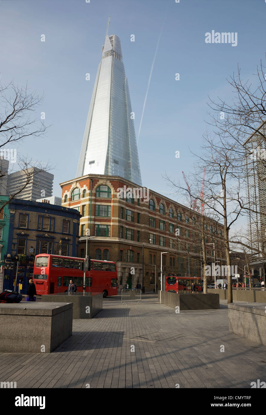Ein Londoner Szene einschließlich der Tooley Street und The Shard, London, UK. Stockfoto