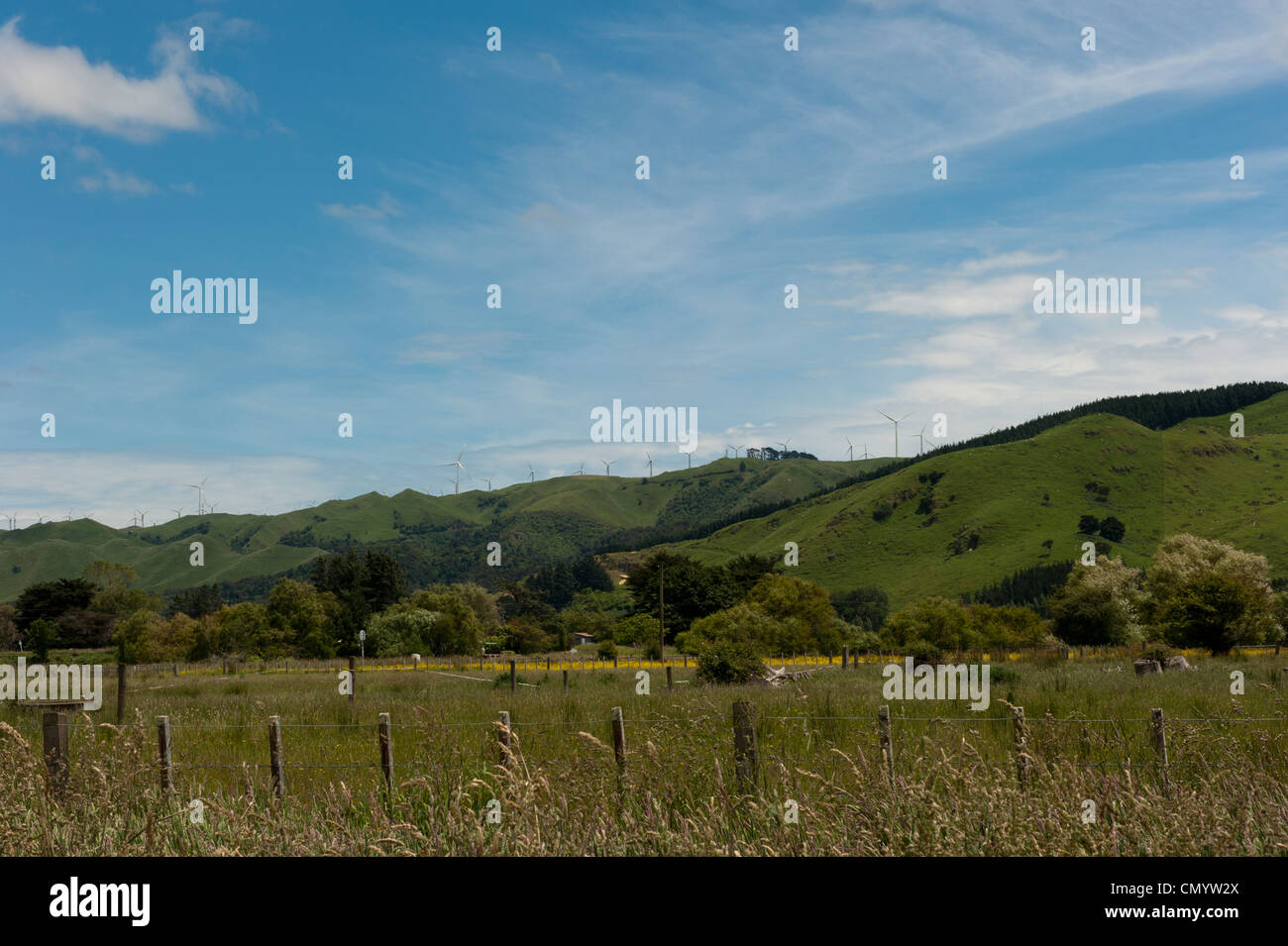 Windpark erstreckt sich entlang der Hügel Tops, gesehen von Woodville in Manawatu-Wanganui Bereich in der Nähe von Palmerston North. Stockfoto