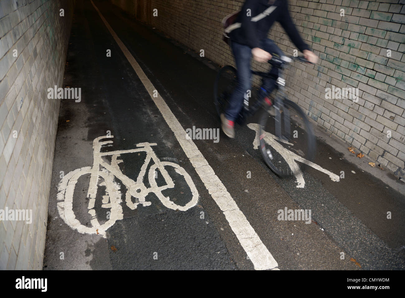 Radsportler am Radweg durch Tunnel, York, Vereinigtes Königreich. Stockfoto