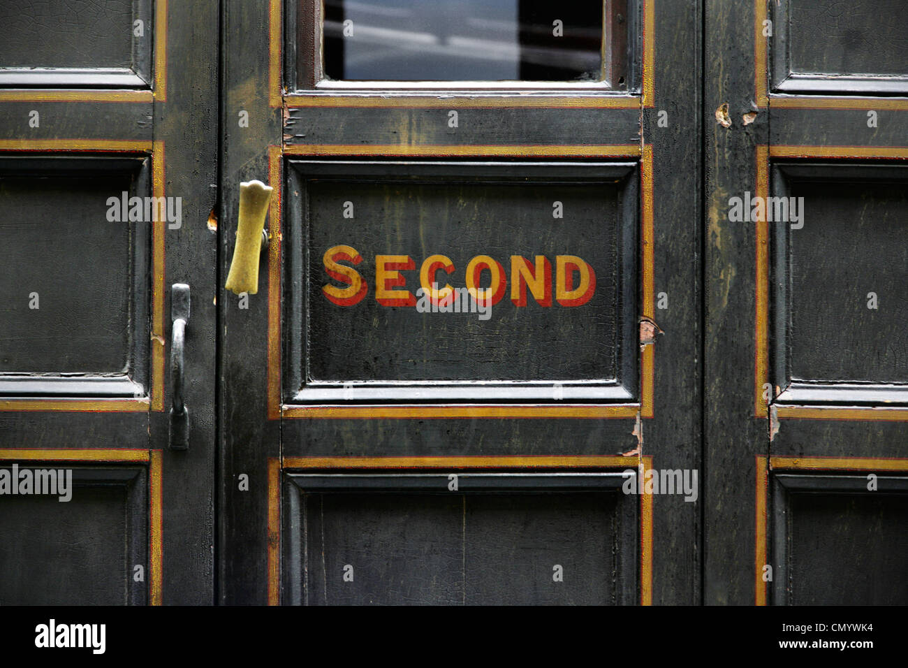 Tür zum zweiten Abteil in alten Eisenbahnwagon. Stockfoto