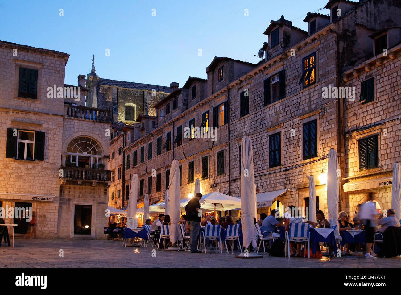 Bars und Restaurants in der Altstadt von Dubrovnik in den Abend, Kroatien Stockfoto