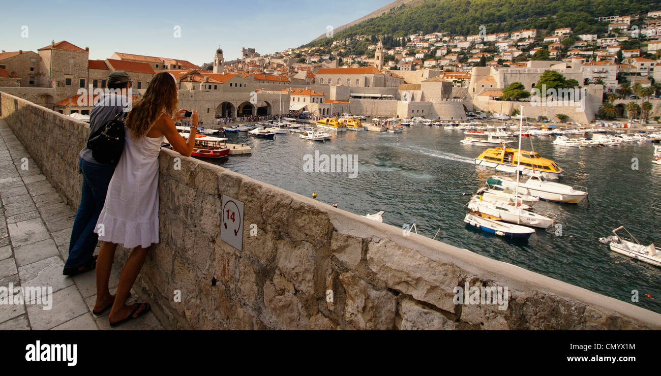 Blick vom Wehrgang zum alten Hafen von Dubrovnik, Kroatien Stockfoto