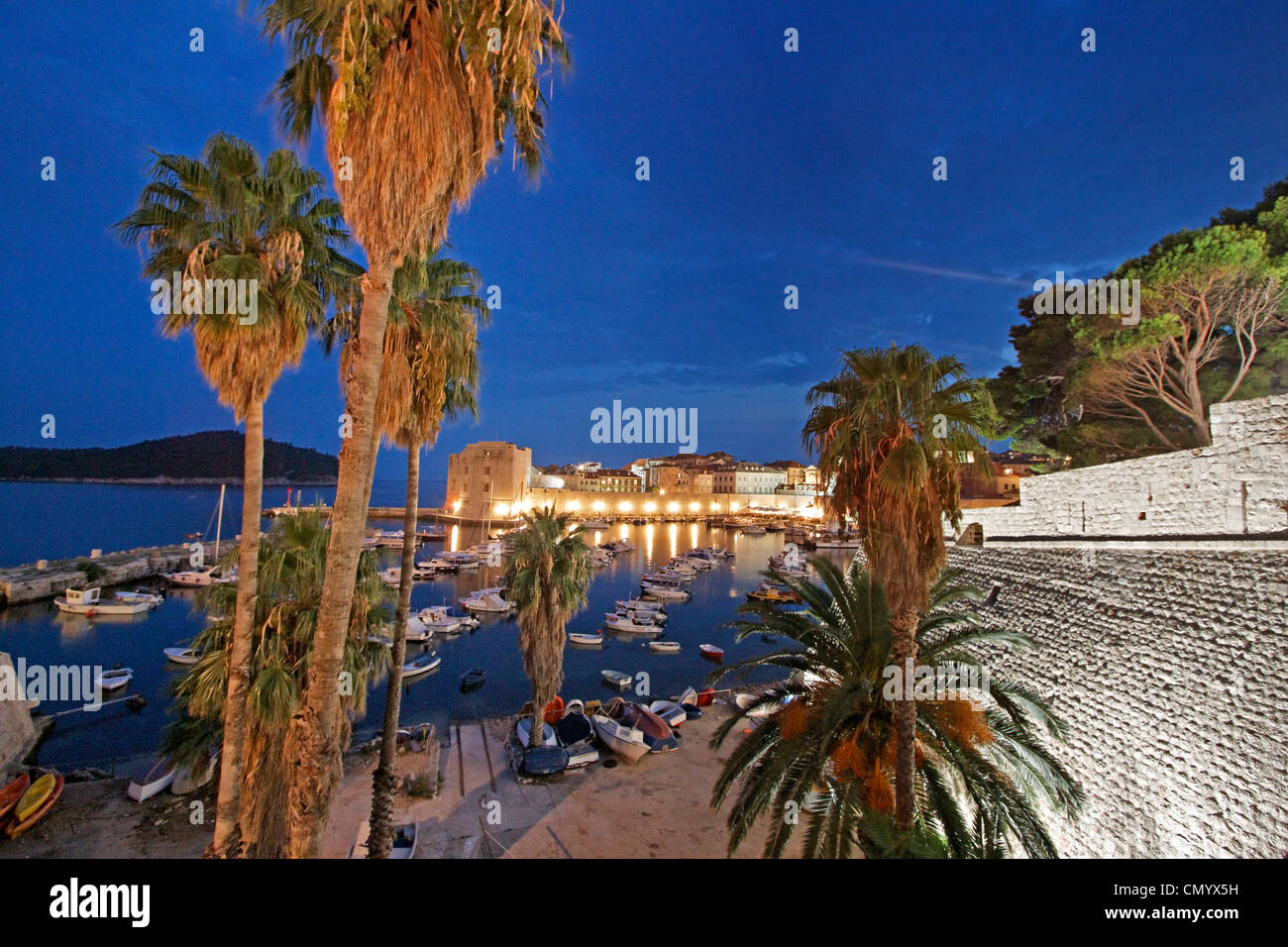 Palmen, Hafen, Altstadt Zentrum von Dubrovnik bei Dämmerung, dalmatinischen Küste, Kroatien Stockfoto