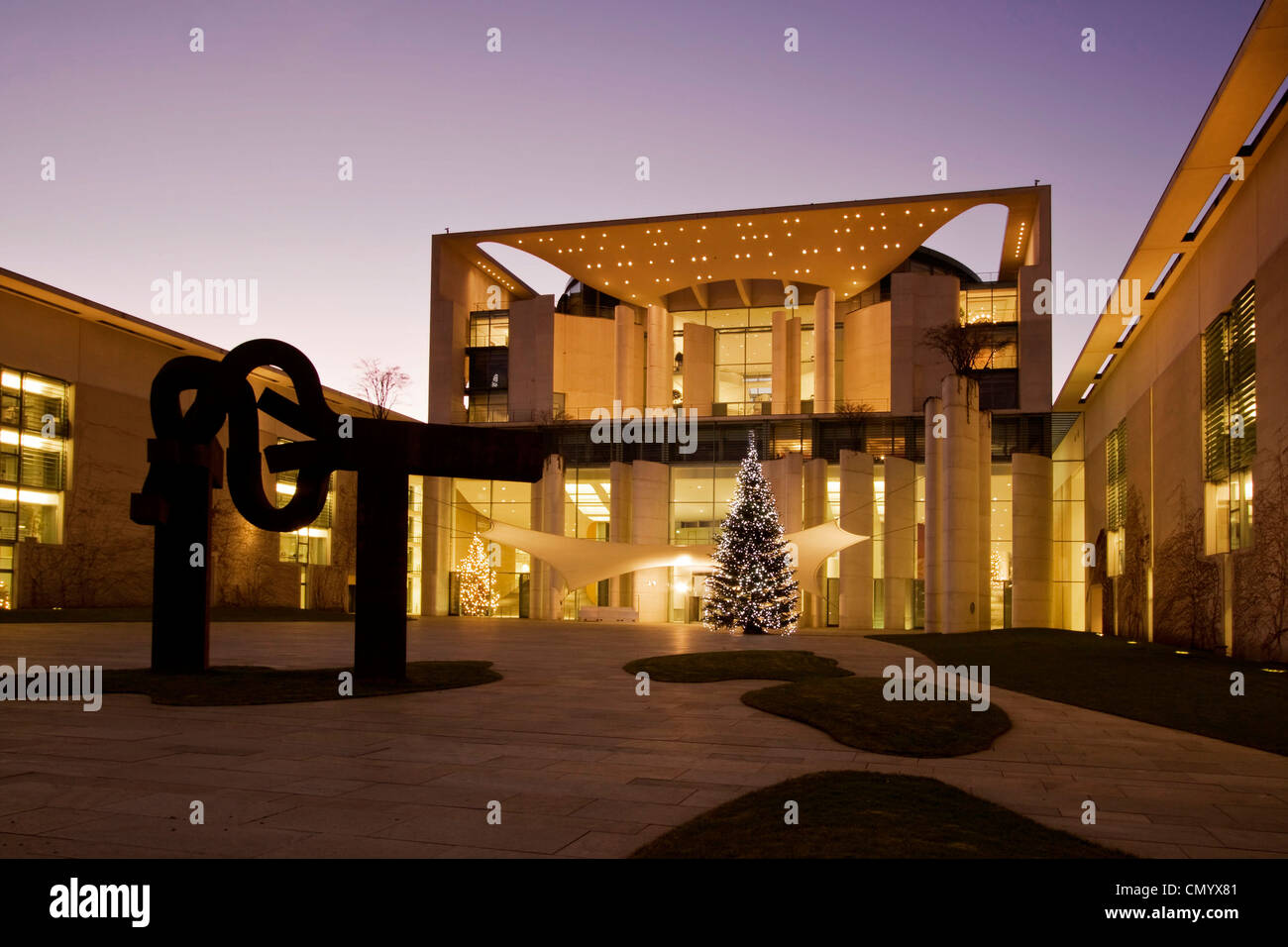 Kanzler-Büro mit Weihnachten Treeat Dämmerung, Architekt Axel Schultes, Skulptur von Eduardo Chillida, Berlin, Deutschland Stockfoto