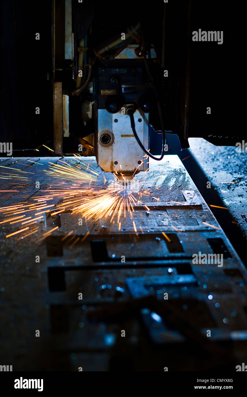 Laserschneiden mit Funken hautnah Stockfoto