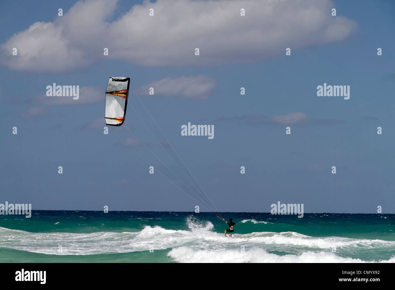 Kitesurfer am Playa del Este, Santa Maria Del Mar, in der Nähe von Havanna, Kuba, große Antillen, Antillen, Karibik, West Indies, Cent Stockfoto