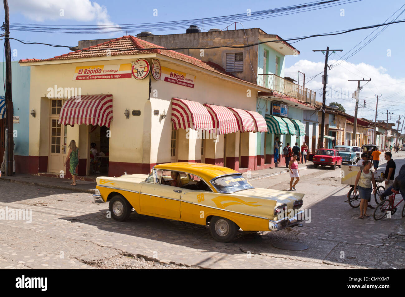 Oldtimer, Straße mit Kopfsteinpflaster, große Antillen, Antillen, Karibik, West Indies, Trinidad, Kuba, Mittelamerika, Am nördlich Stockfoto