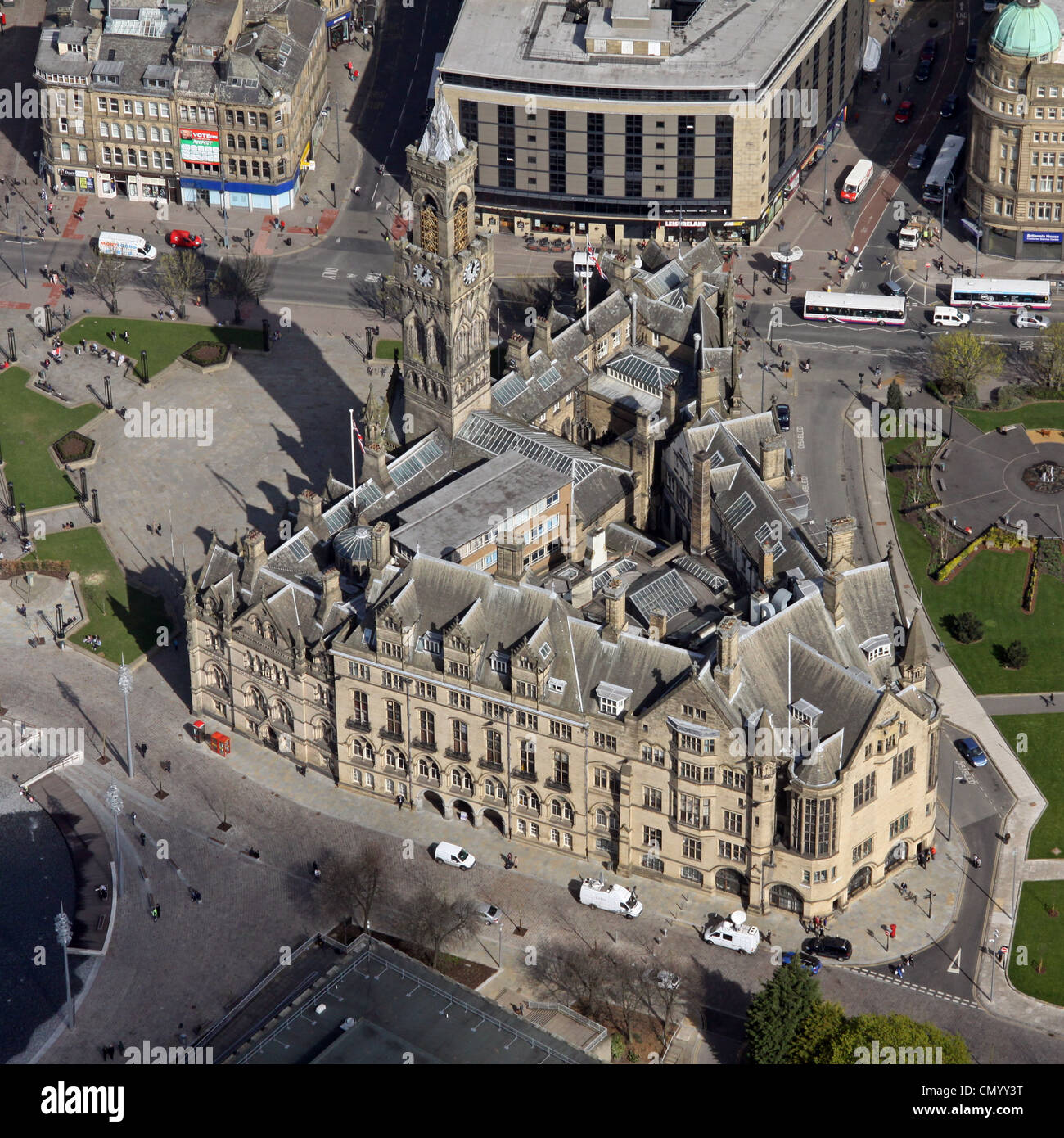 Luftaufnahme von Bradford City Hall, Yorkshire Stockfoto
