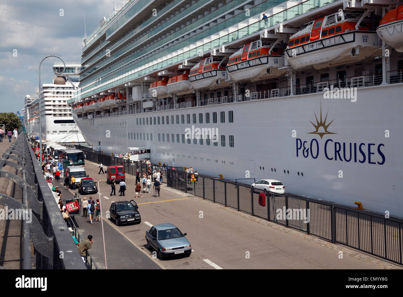 Geschäft auf dem Kai am Langelinie wenn P & O Kreuzfahrtschiff MS AZURA am Hafen von Kopenhagen, Dänemark ruft Stockfoto