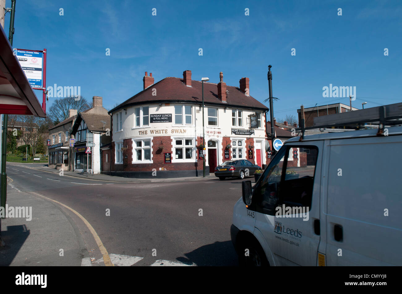 Kreisverkehr & umliegenden Unternehmen, Kippax High street Stockfoto