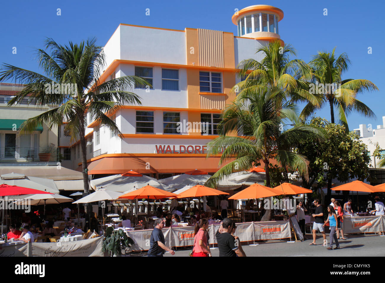 Miami Beach, Florida, Ocean Drive, historisches Art déco-Viertel, Waldorf Towers, Hotel, Außenterrasse mit Tischen im Freien, Restaurants, Sonnenschirmen, Palmen, Restaurant Stockfoto