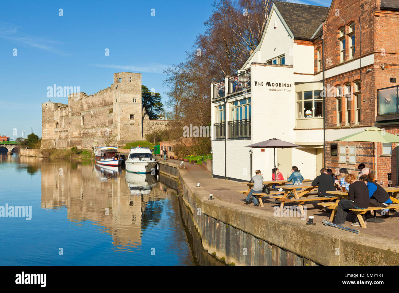 Newark Castle Fluss Trent und Menschen außerhalb der Moorings Bar und Restaurant Newark-on-Trent Nottinghamshire England UK GB EU Stockfoto