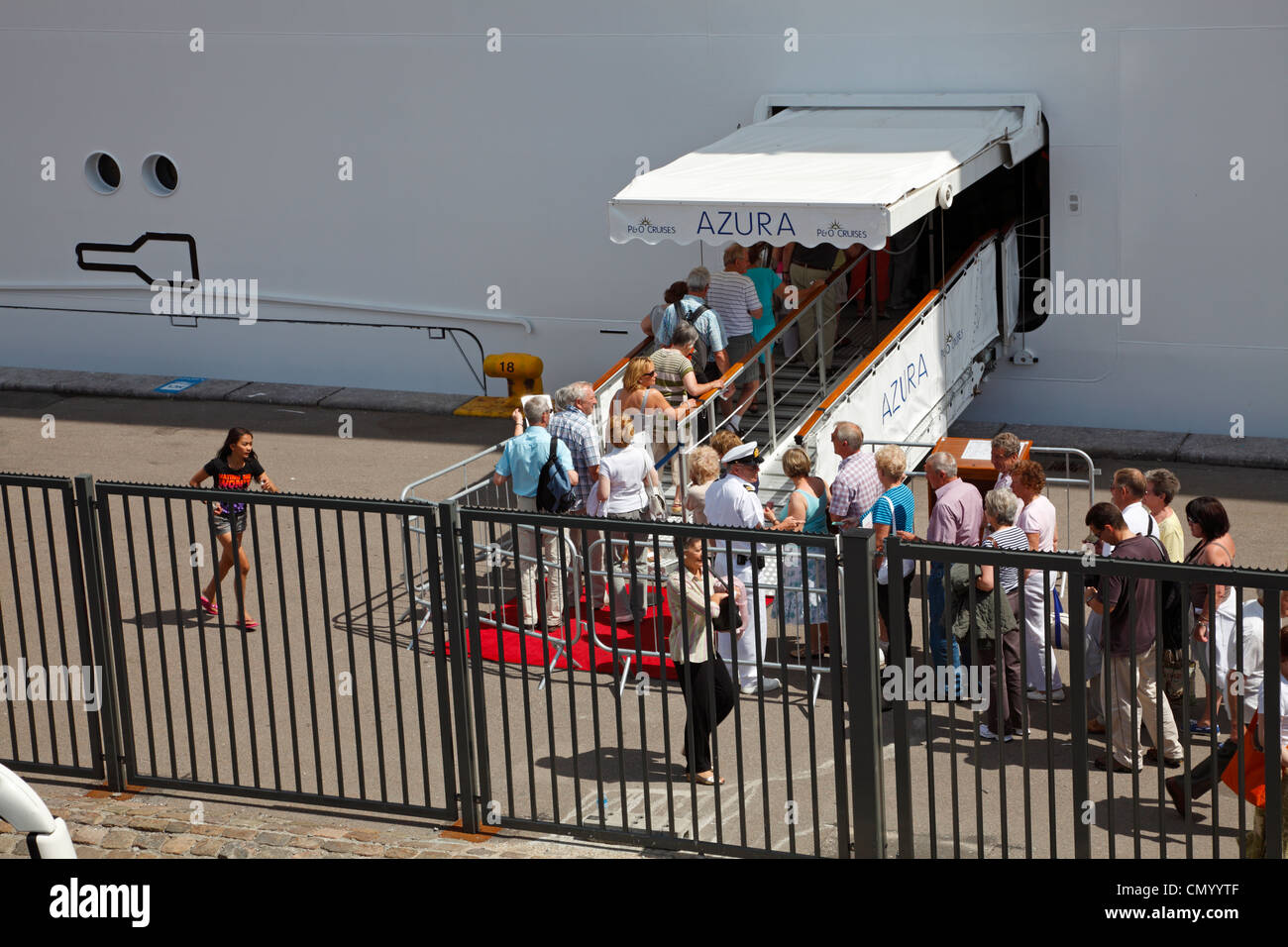 Besetzte Bordwarteschlange am Kai bei Langelinie, wenn das P&O-Kreuzfahrtschiff, das die MS AZURA am Hafen von Kopenhagen, Dänemark anruft. Stockfoto