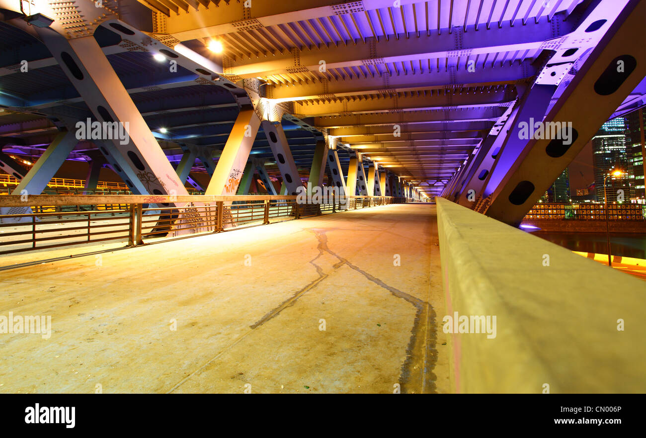Element der modernen Brücke mit Beleuchtung in der Nacht Stockfoto