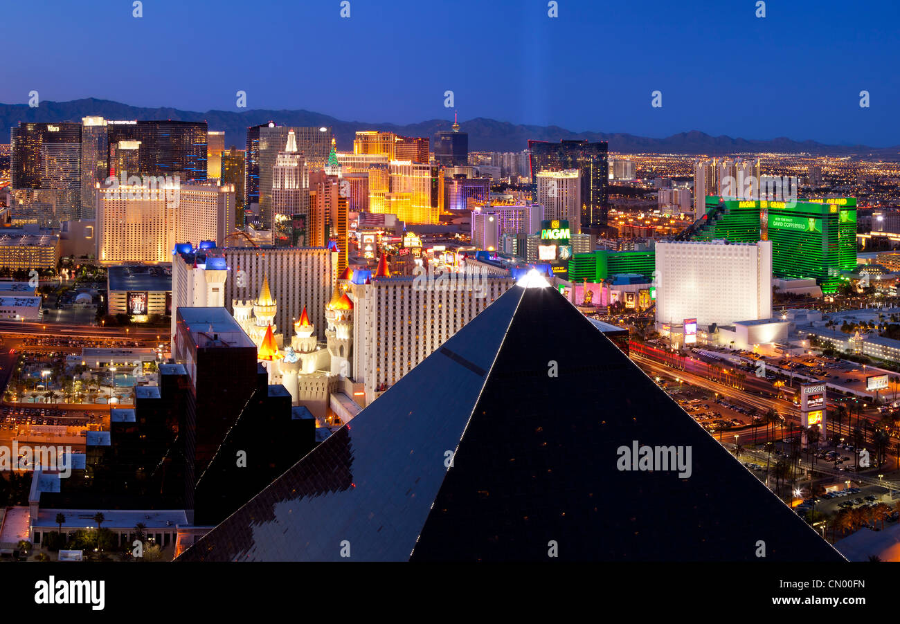 Skyline von Las Vegas bei Dämmerung, Nevada, USA Stockfoto