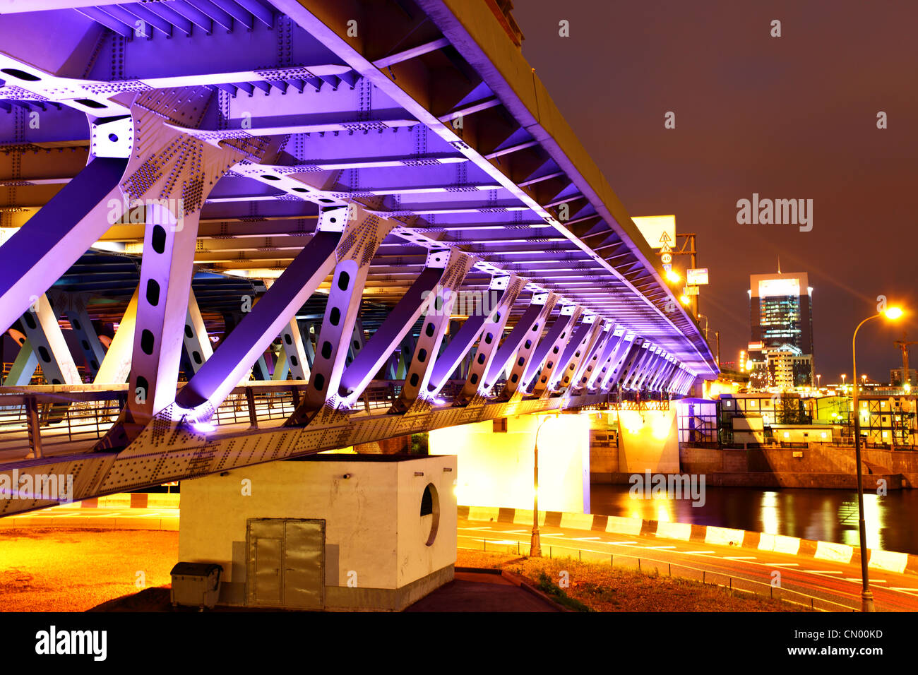 Moderne Brücke mit Beleuchtung in der Nacht. Moskau. Russland Stockfoto