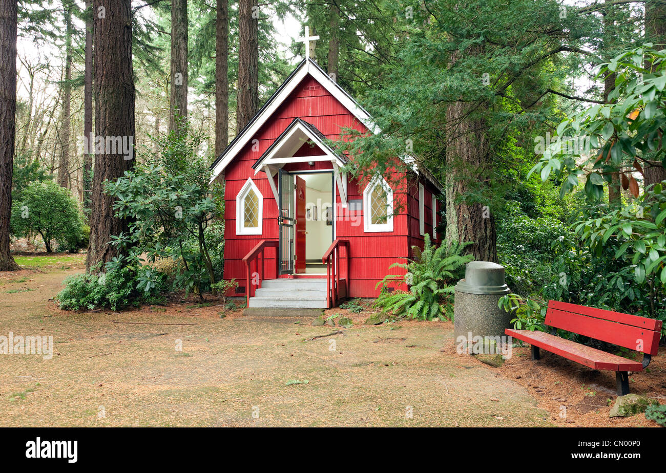 St. Ann's kleine Rote Kapelle in einem Wald, Portland Oregon. Stockfoto