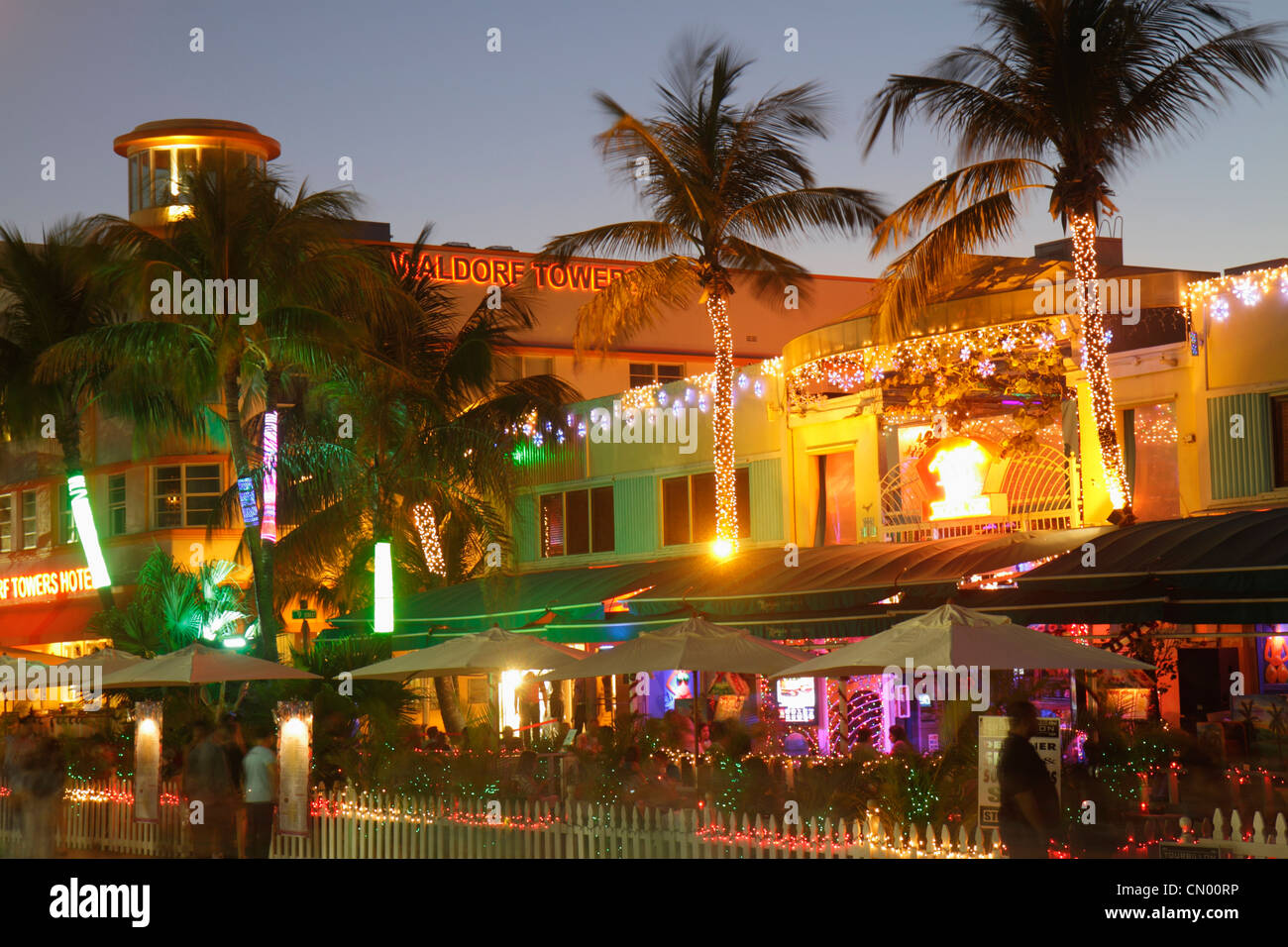 Miami Beach, Florida, Ocean Drive, historisches Art déco-Viertel, Neujahr, Nachtleben am Abend nach Einbruch der Dunkelheit, Mango's Tropical Cafe, Gehweg im Freien Stockfoto