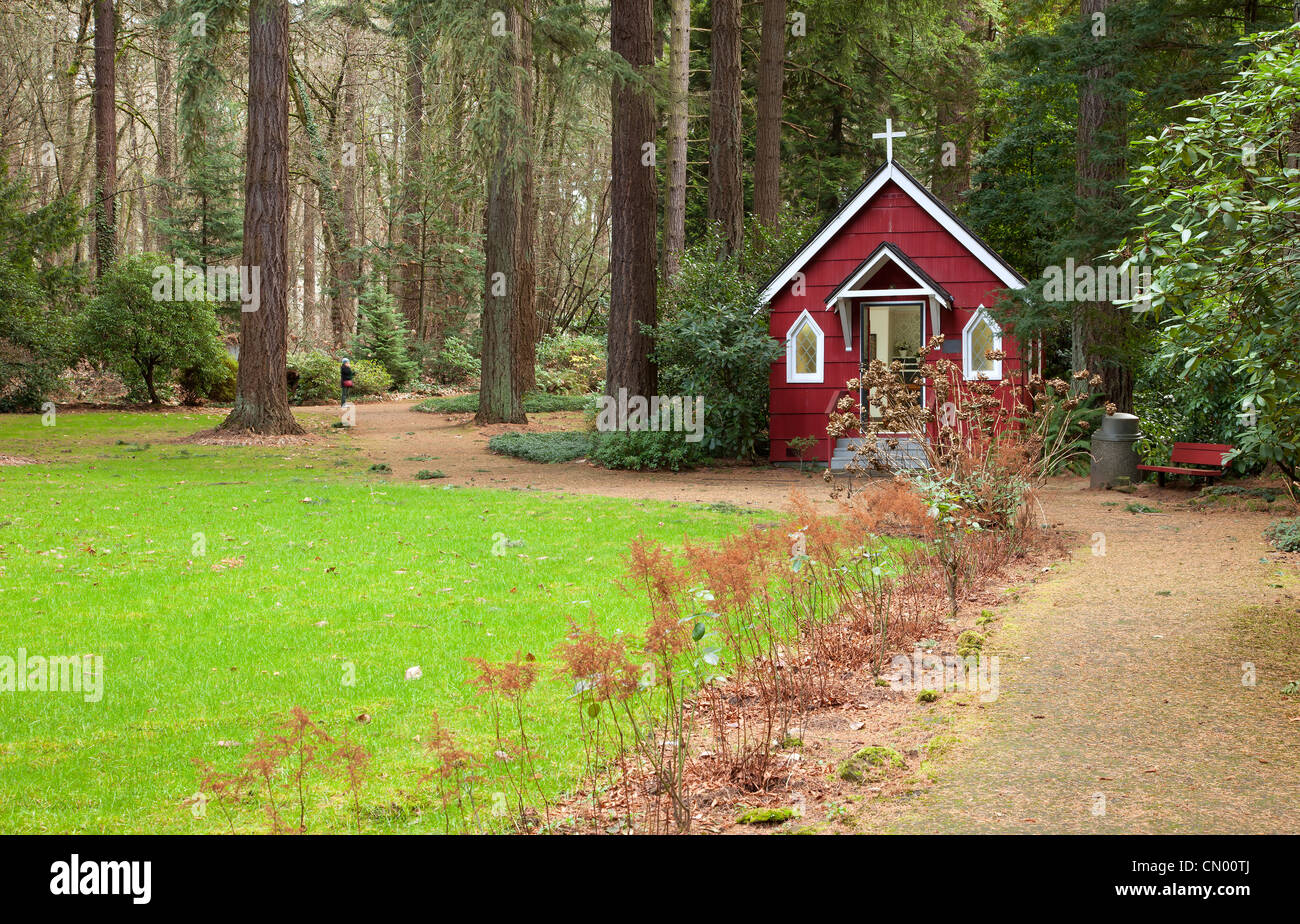 St. Ann's kleine Rote Kapelle in einem Wald, Portland Oregon. Stockfoto