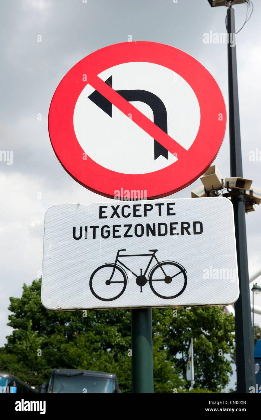 Ein Schild "keine Linkskurve" befindet sich in Belgien. Stockfoto