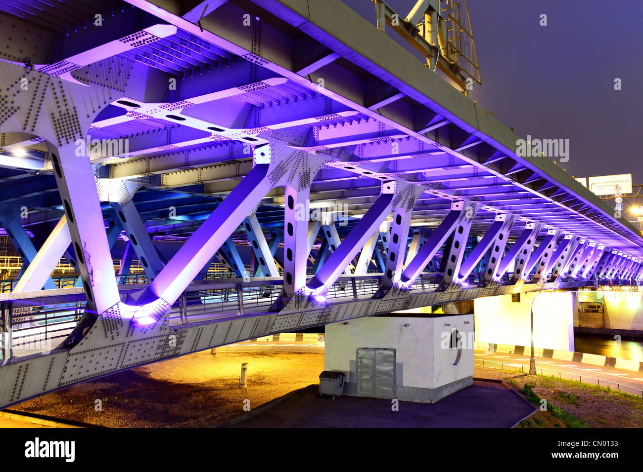 Moderne Brücke mit Beleuchtung in der Nacht. Moskau. Russland Stockfoto