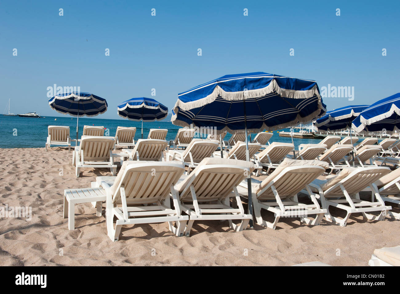 Leeren Strand entlang des Mittelmeers in Cannes, Frankreich. Stockfoto