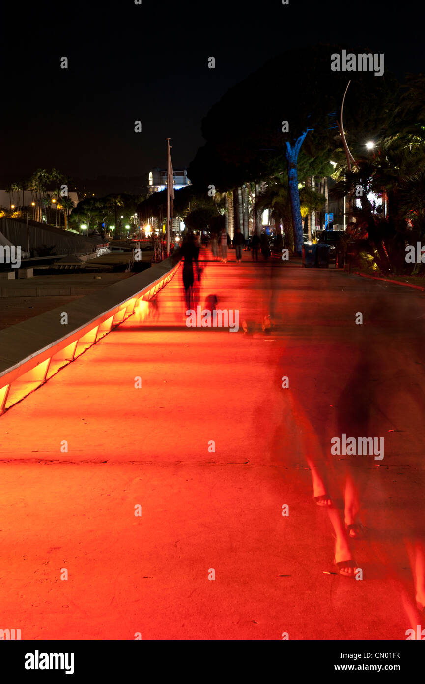 Orange Beleuchtung am Boulevard De La Croisette in Cannes, Frankreich - im Laufe des Abends. Stockfoto