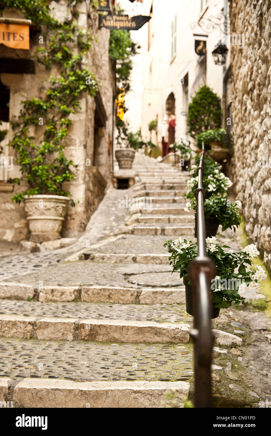 Ein semi-verschwommenes, totale Bild von einem ein altes, steinernes Wanderweg in einem Côte d ' Azur Hügel Dorf Saint-Paul. Stockfoto